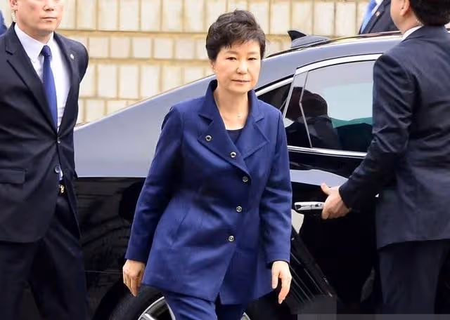 迷戀宋仲基挪用國家公款,朴槿惠被閨蜜牛郎送入獄,如今東山再起