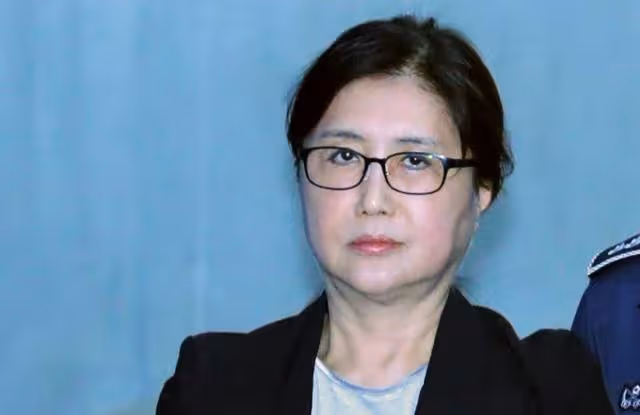迷戀宋仲基挪用國家公款,朴槿惠被閨蜜牛郎送入獄,如今東山再起