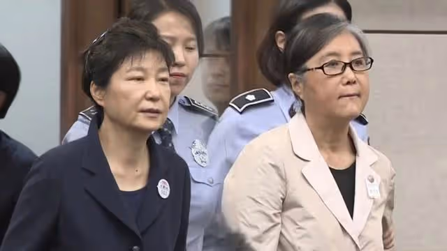 迷戀宋仲基挪用國家公款,朴槿惠被閨蜜牛郎送入獄,如今東山再起