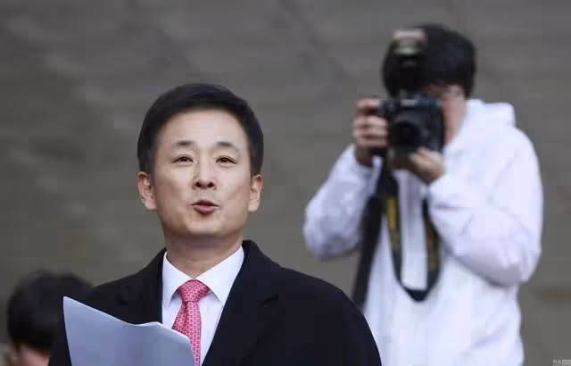 迷戀宋仲基挪用國家公款,朴槿惠被閨蜜牛郎送入獄,如今東山再起