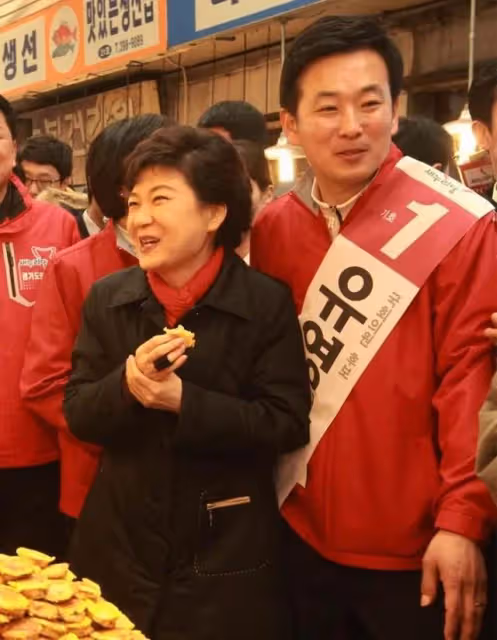 迷戀宋仲基挪用國家公款,朴槿惠被閨蜜牛郎送入獄,如今東山再起
