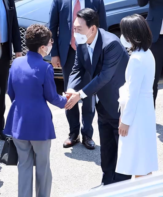 迷戀宋仲基挪用國家公款,朴槿惠被閨蜜牛郎送入獄,如今東山再起