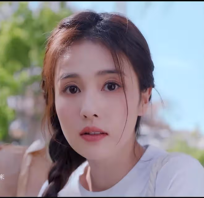 白鹿曬新MV，和「男友」如膠似漆，溫馨纏綿
