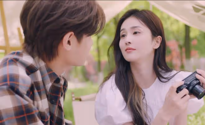 白鹿曬新MV，和「男友」如膠似漆，溫馨纏綿