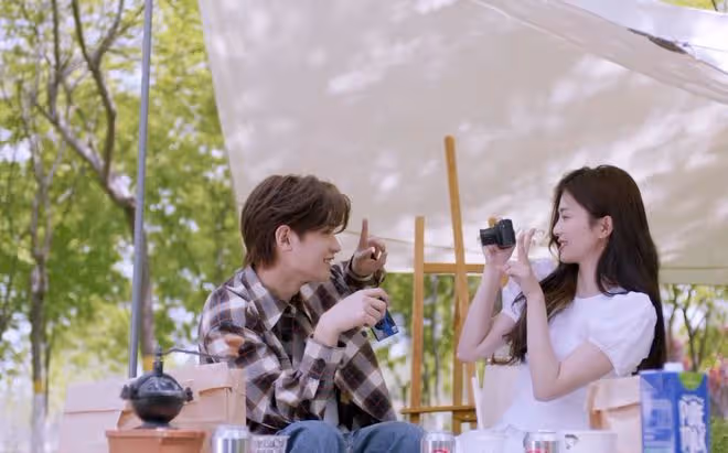 白鹿曬新MV，和「男友」如膠似漆，溫馨纏綿