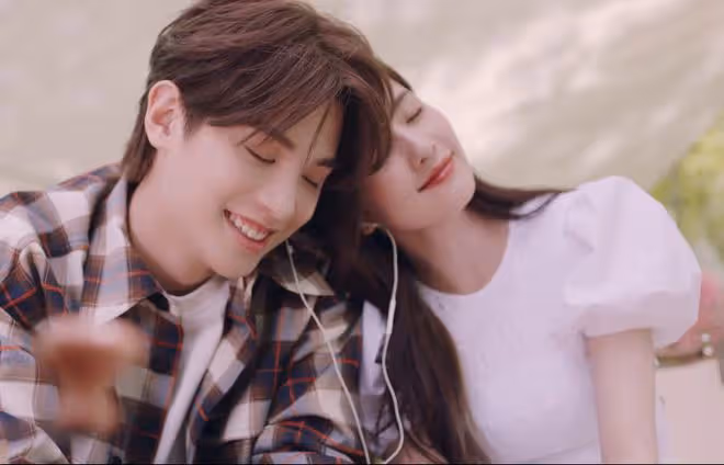白鹿曬新MV，和「男友」如膠似漆，溫馨纏綿