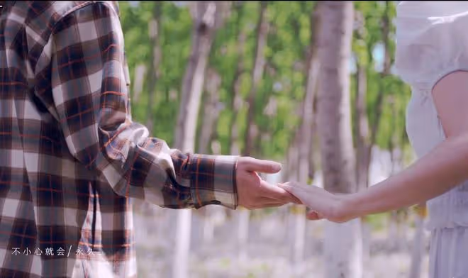 白鹿曬新MV，和「男友」如膠似漆，溫馨纏綿