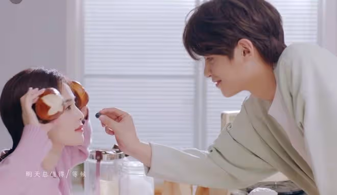 白鹿曬新MV，和「男友」如膠似漆，溫馨纏綿
