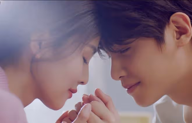 白鹿曬新MV，和「男友」如膠似漆，溫馨纏綿