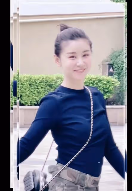 36歲李小萌二胎後現身!北京街頭不戴口罩滑板,秀長腿細腰笑容甜