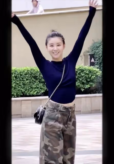 36歲李小萌二胎後現身!北京街頭不戴口罩滑板,秀長腿細腰笑容甜