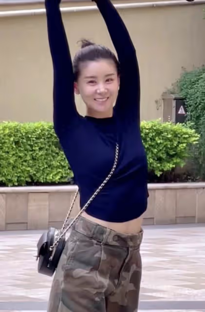 36歲李小萌二胎後現身!北京街頭不戴口罩滑板,秀長腿細腰笑容甜