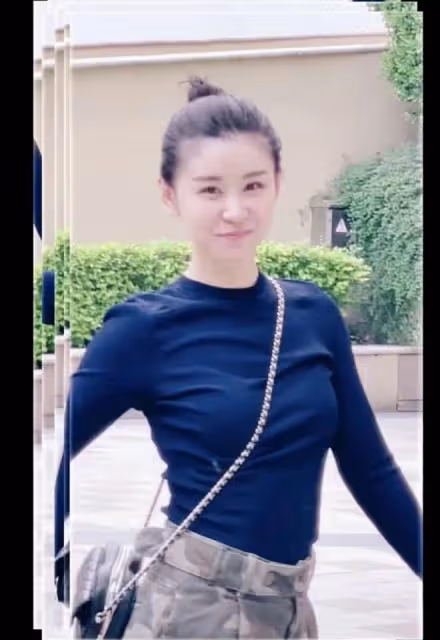 36歲李小萌二胎後現身!北京街頭不戴口罩滑板,秀長腿細腰笑容甜