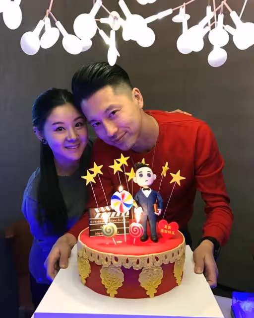 36歲李小萌二胎後現身!北京街頭不戴口罩滑板,秀長腿細腰笑容甜
