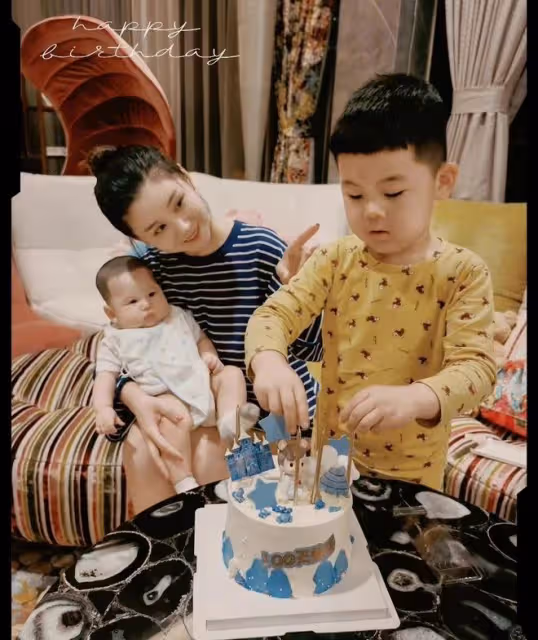 36歲李小萌二胎後現身!北京街頭不戴口罩滑板,秀長腿細腰笑容甜