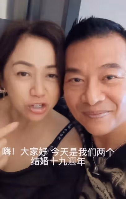 TVB老戲骨慶祝結婚19周年!港姐妻子素顏出鏡,皮膚白皙氣質出眾