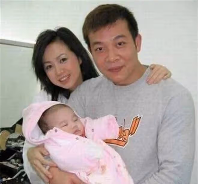 TVB老戲骨慶祝結婚19周年!港姐妻子素顏出鏡,皮膚白皙氣質出眾
