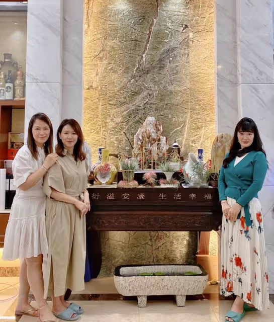 陳少霞參加闊太聚會,手中翡翠鑽戒太搶鏡,二婚嫁富豪生活愜意