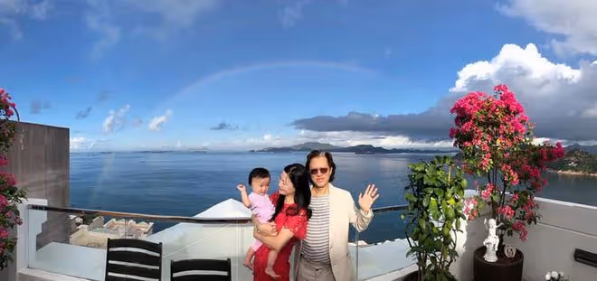 陳少霞參加闊太聚會,手中翡翠鑽戒太搶鏡,二婚嫁富豪生活愜意