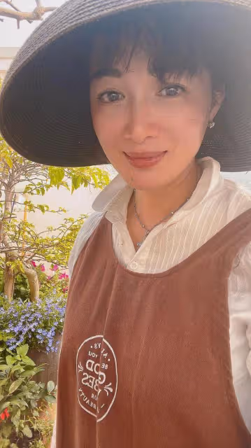 陳少霞參加闊太聚會,手中翡翠鑽戒太搶鏡,二婚嫁富豪生活愜意