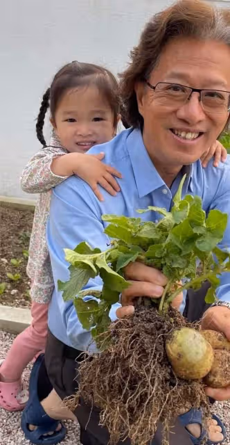 陳少霞參加闊太聚會,手中翡翠鑽戒太搶鏡,二婚嫁富豪生活愜意