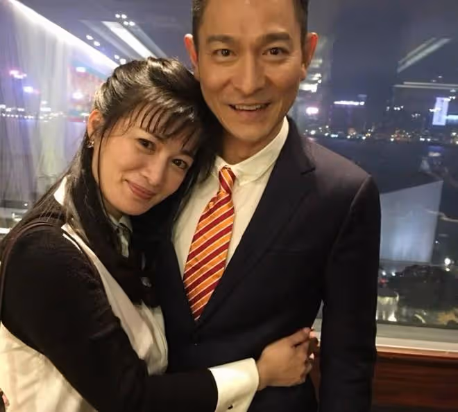 陳少霞參加闊太聚會,手中翡翠鑽戒太搶鏡,二婚嫁富豪生活愜意