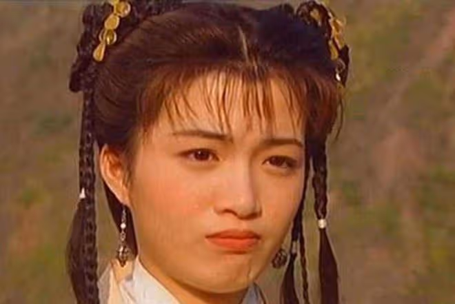 陳少霞參加闊太聚會,手中翡翠鑽戒太搶鏡,二婚嫁富豪生活愜意