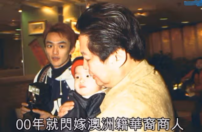陳少霞參加闊太聚會,手中翡翠鑽戒太搶鏡,二婚嫁富豪生活愜意