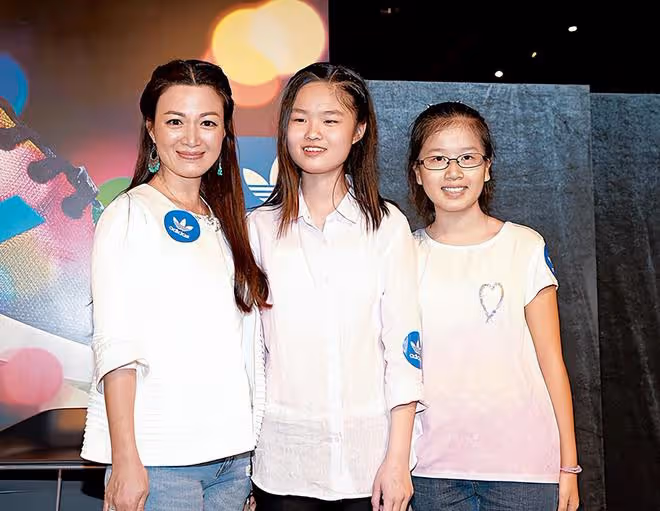 陳少霞參加闊太聚會,手中翡翠鑽戒太搶鏡,二婚嫁富豪生活愜意