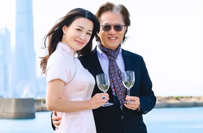 陳少霞參加闊太聚會,手中翡翠鑽戒太搶鏡,二婚嫁富豪生活愜意