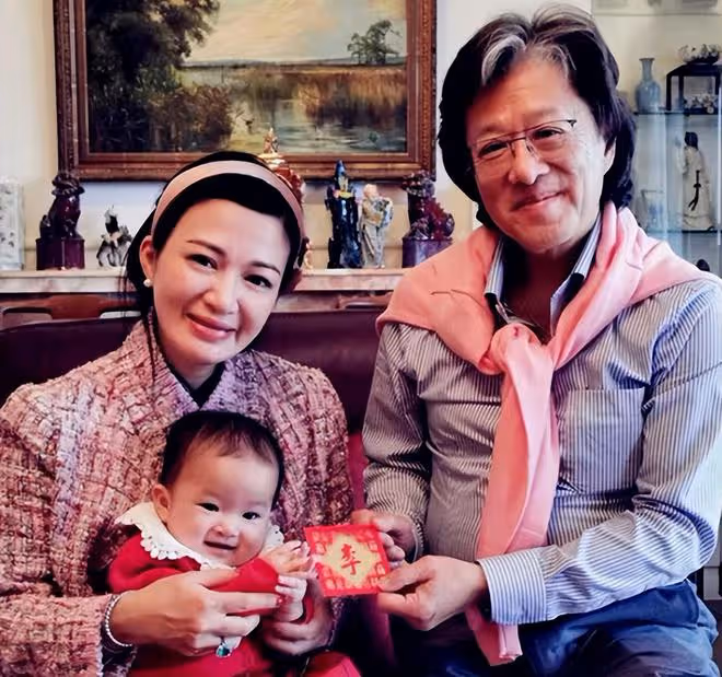 陳少霞參加闊太聚會,手中翡翠鑽戒太搶鏡,二婚嫁富豪生活愜意