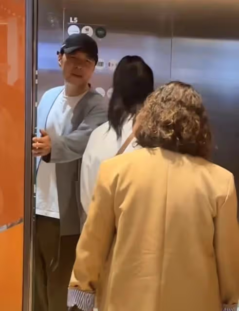 杜海濤沈夢辰攜父母出行!男方暴瘦顯憔悴,女方穿寬鬆遮肚疑有孕