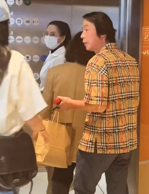 杜海濤沈夢辰攜父母出行!男方暴瘦顯憔悴,女方穿寬鬆遮肚疑有孕