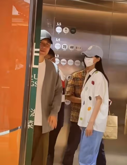杜海濤沈夢辰攜父母出行!男方暴瘦顯憔悴,女方穿寬鬆遮肚疑有孕