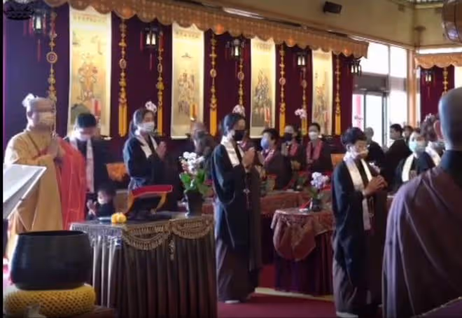 55歲王祖賢近況曝光！仙氣十足氣質不凡，身後緊跟帶娃男子引熱議