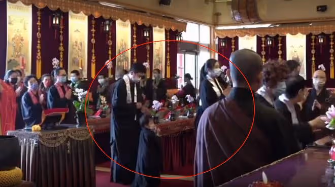 55歲王祖賢近況曝光！仙氣十足氣質不凡，身後緊跟帶娃男子引熱議