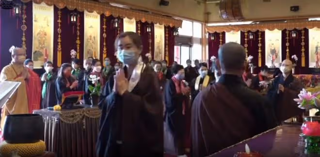 55歲王祖賢近況曝光！仙氣十足氣質不凡，身後緊跟帶娃男子引熱議