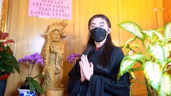 55歲王祖賢近況曝光!仙氣十足氣質不凡,身後緊跟帶娃男子引熱議