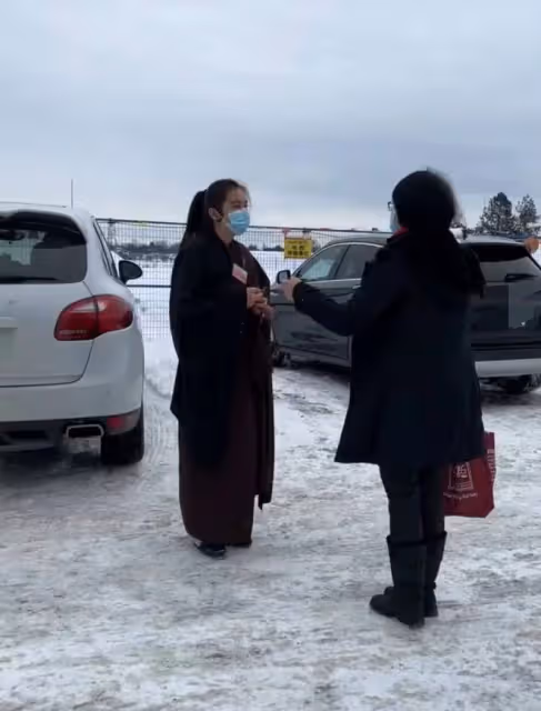 55歲王祖賢近況曝光!仙氣十足氣質不凡,身後緊跟帶娃男子引熱議