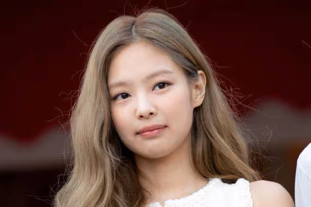 絲毫不受影響,Jennie金泰亨約會傳言後首次亮相,洋溢著燦爛笑容