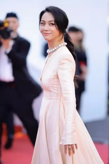 湯唯驚艷逆襲!穿深v高定裙閃耀亮相戛納紅毯,妝容寡淡像韓國人