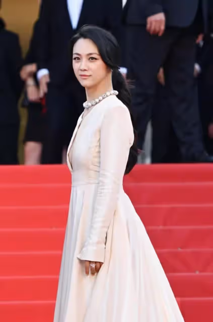 湯唯驚艷逆襲!穿深v高定裙閃耀亮相戛納紅毯,妝容寡淡像韓國人