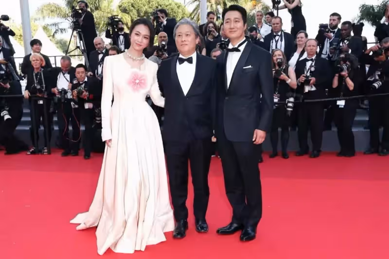 湯唯驚艷逆襲!穿深v高定裙閃耀亮相戛納紅毯,妝容寡淡像韓國人