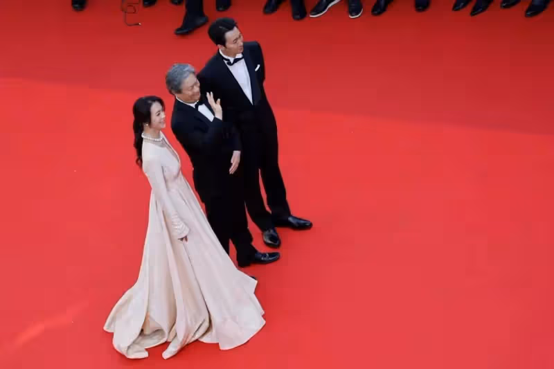 湯唯驚艷逆襲!穿深v高定裙閃耀亮相戛納紅毯,妝容寡淡像韓國人