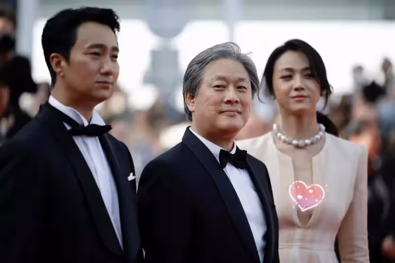 湯唯驚艷逆襲!穿深v高定裙閃耀亮相戛納紅毯,妝容寡淡像韓國人