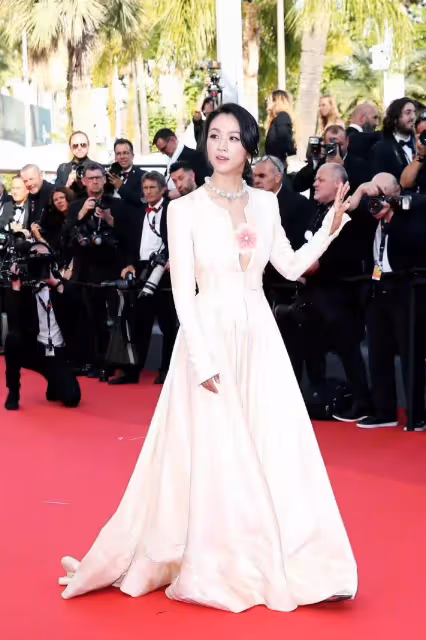 湯唯驚艷逆襲!穿深v高定裙閃耀亮相戛納紅毯,妝容寡淡像韓國人