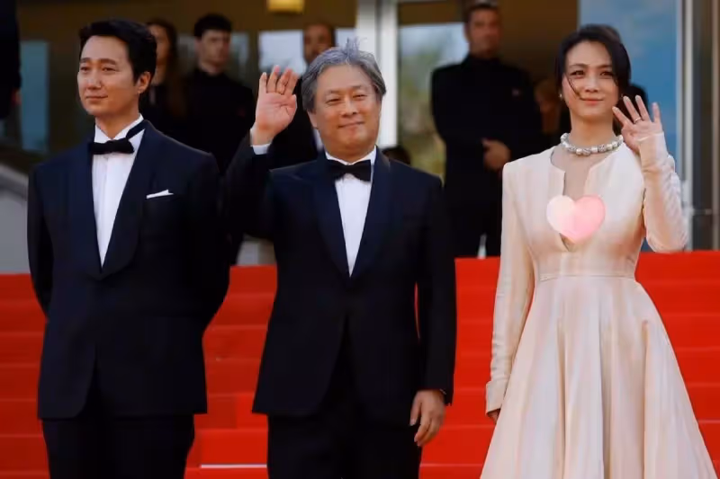 湯唯驚艷逆襲!穿深v高定裙閃耀亮相戛納紅毯,妝容寡淡像韓國人
