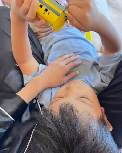 侯佩岑罕見公開倆兒子的帥照!兄弟倆長相帥氣,眉宇間像極了雙胞胎