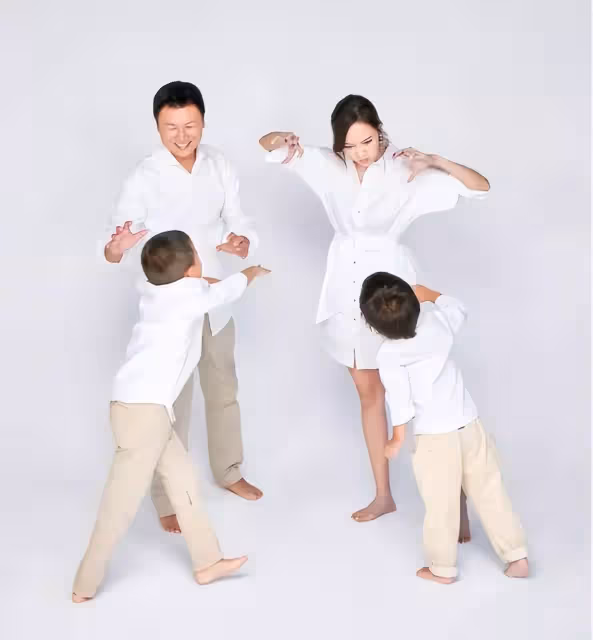 侯佩岑罕見公開倆兒子的帥照!兄弟倆長相帥氣,眉宇間像極了雙胞胎
