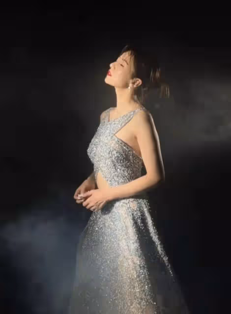 42歲高圓圓曬性感大片,穿亮片裙露大片美背,顏值重回《倚天屠龍記》周芷若巔峰